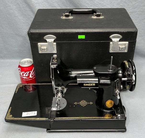 Singer featherweight sewing machine with case Dixon's Auction at Crumpton