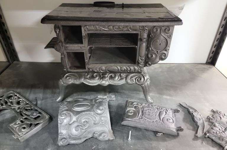 Lot Antique Iron Stove Dixon's Auction at Crumpton