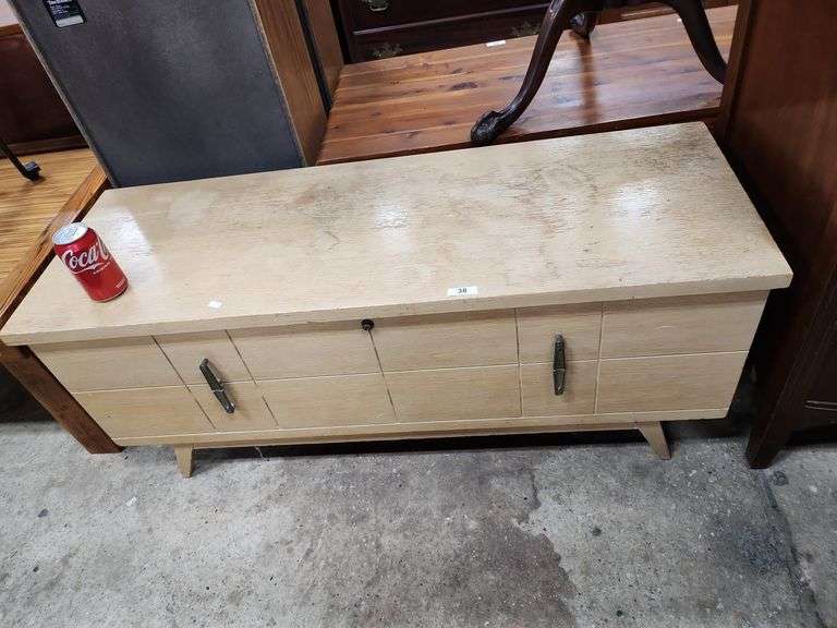 Lane MCM Cedar Chest, Finish Wear Dixon's Auction at Crumpton