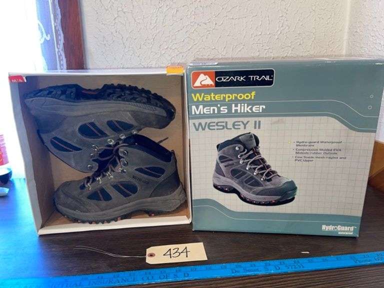Ozark trail men’s hiking boots • Size 9.5 • Living Room Duck Soup