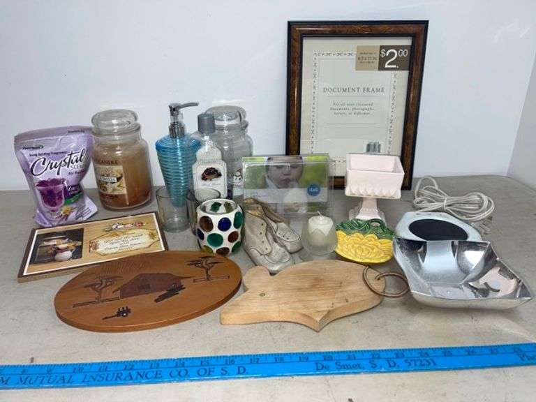 Home decor lot • Laundry Duck Soup Auctions
