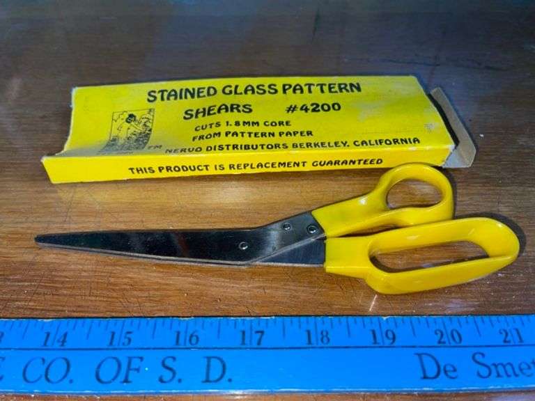 Stained glass pattern shears • kitchen Duck Soup Auctions