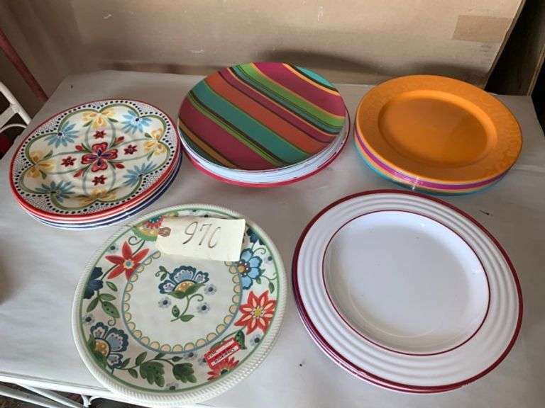 Melamine and plastic plates • Warehouse Duck Soup Auctions