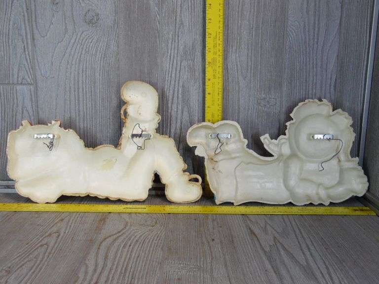 Raggedy Ann & Andy Plastic Wall Decorations Dunker Auction