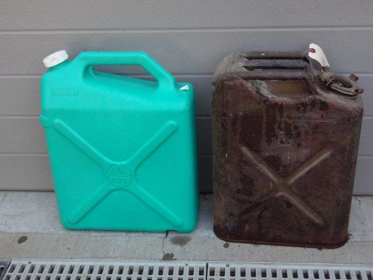 Metal & Plastic Gas Cans Dunker Auction
