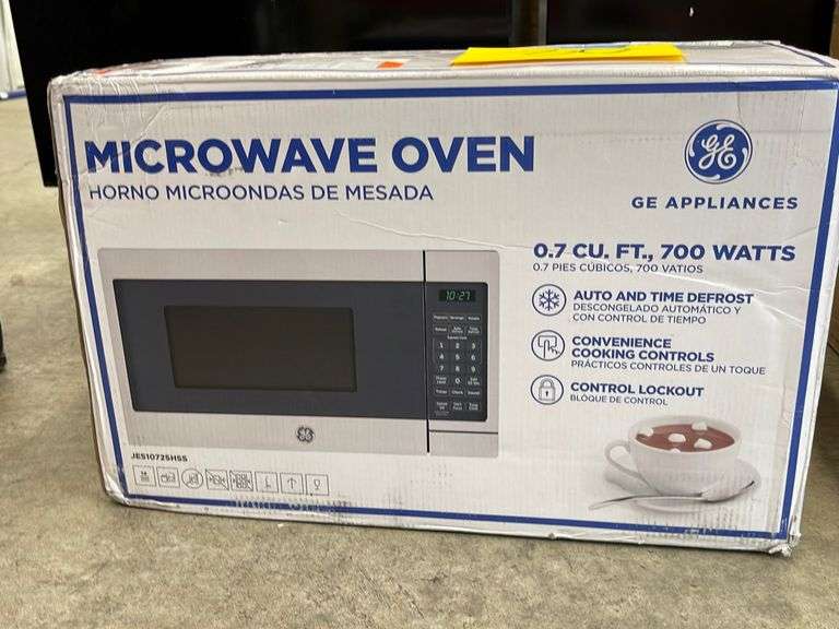 GE MICROWAVE OVEN IN BOX Earl's Auction Company