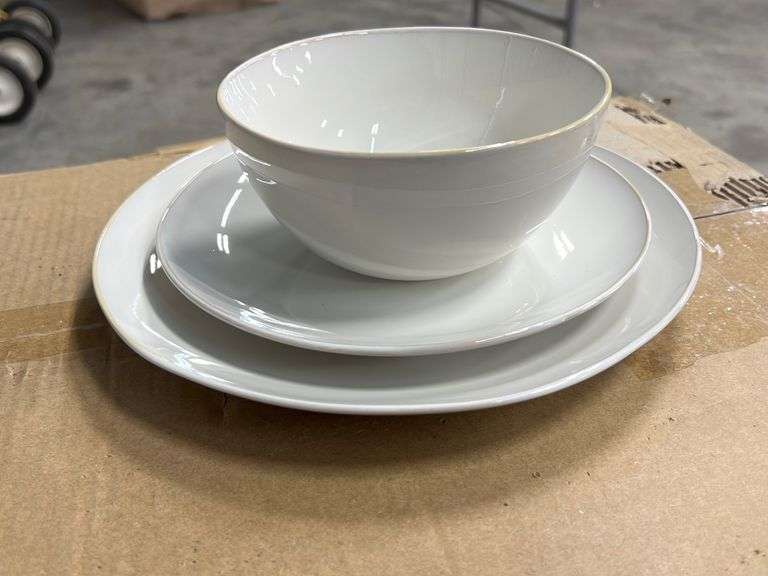 24PC DINNERWARE SET IN BOX CREAM Earl's Auction Company