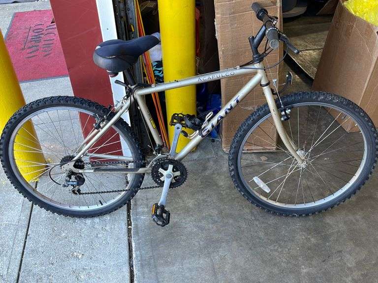 GIANT ACAPULCO BICYCLE Earl's Auction Company