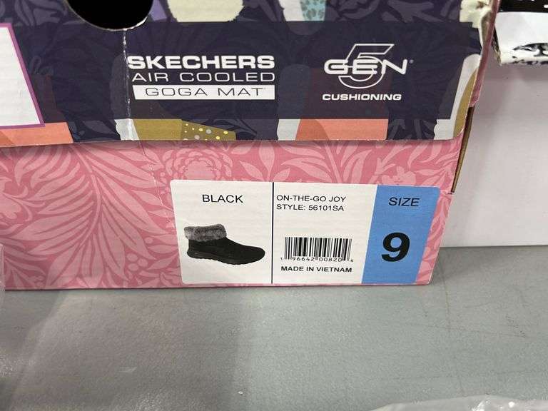 (9) PAIRS OF NEW SHOES ASSORTED SIZES Earl's Auction Company