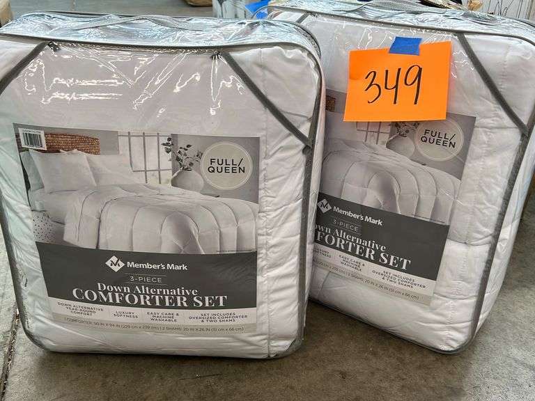 (2) FULL/QUEEN COMFORTERS IN BAGS Earl's Auction Company