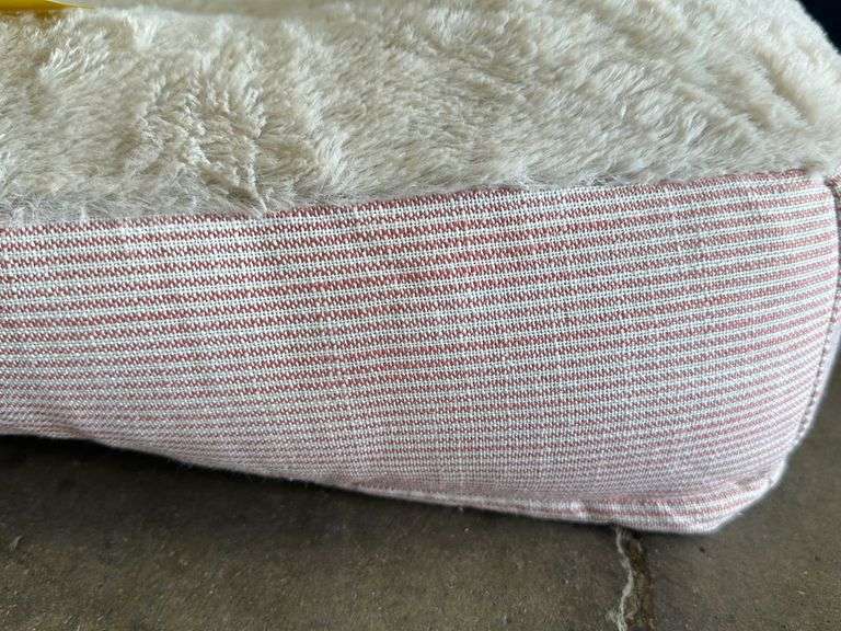 MEMBERS MARK PET BED Earl's Auction Company