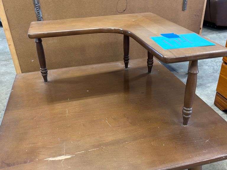 MAPLE CORNER END TABLE Earl's Auction Company