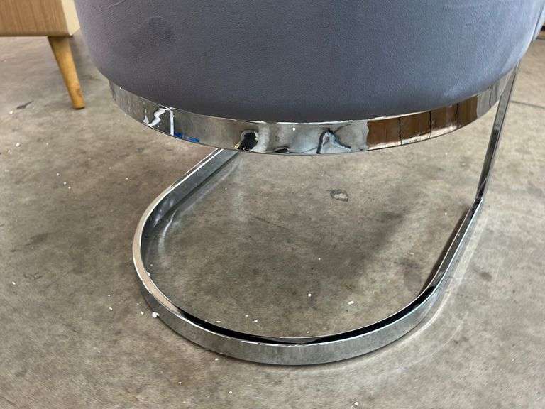 GREY ACCENT CHAIR W/ CHROME LEGS Earl's Auction Company