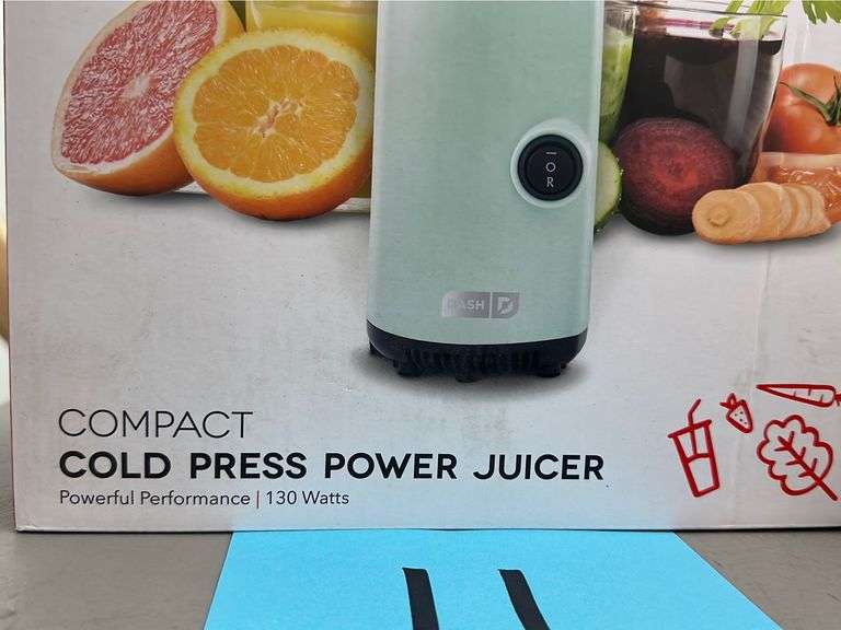 DASH COLD PRESS JUICER IN BOX Earl's Auction Company
