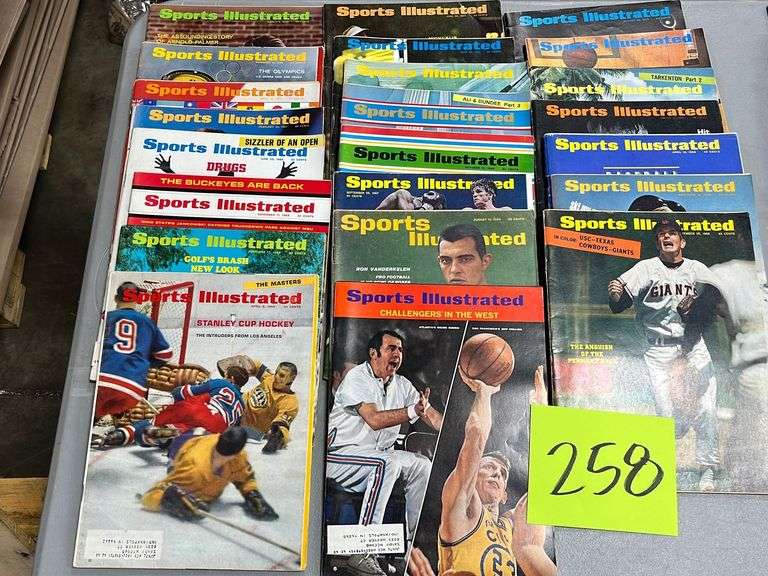 (22) SPORTS ILLUSTRATED MAGAZINES FROM THE 1960S Earl's Auction Company