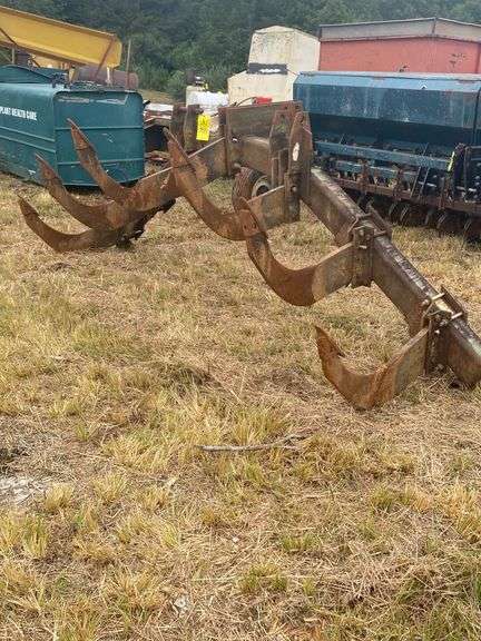 JOHN DEERE 7 SHANK V RIPPER - EK Auctioneers LLC