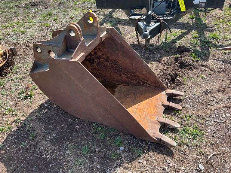 NEW HOLLAND 555E BUCKET EK Auctioneers LLC