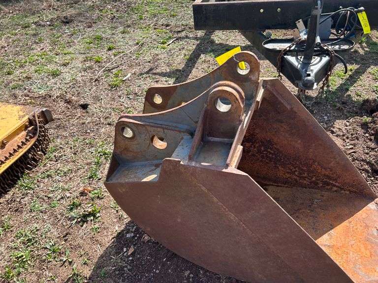 NEW HOLLAND 555E BUCKET EK Auctioneers LLC