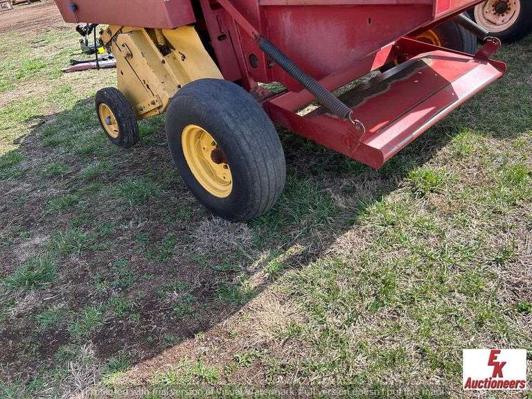 NEW HOLLAND 644 ROUND BALER EK Auctioneers LLC
