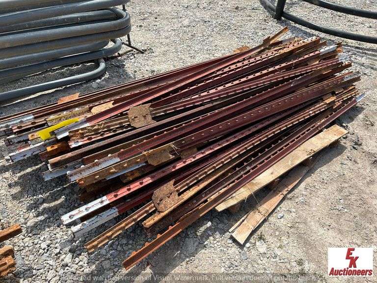 PALLET OF 6.5' USED TPOSTS EK Auctioneers LLC