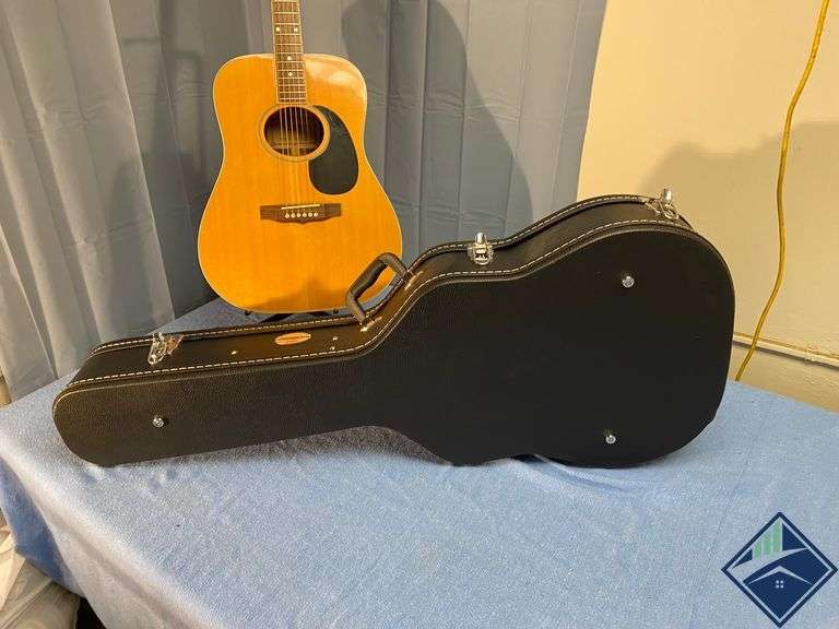 Cort Acoustic Guitar with ChromaCast Hard Case - Estate Details