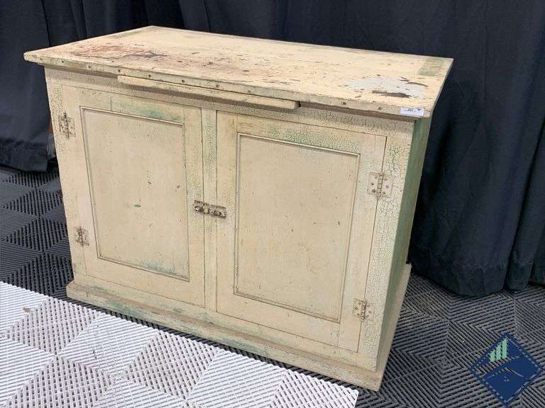 Vintage Kitchen Estate Details