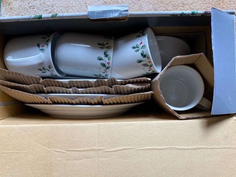 Oneida Christmas china Auction Services LTD