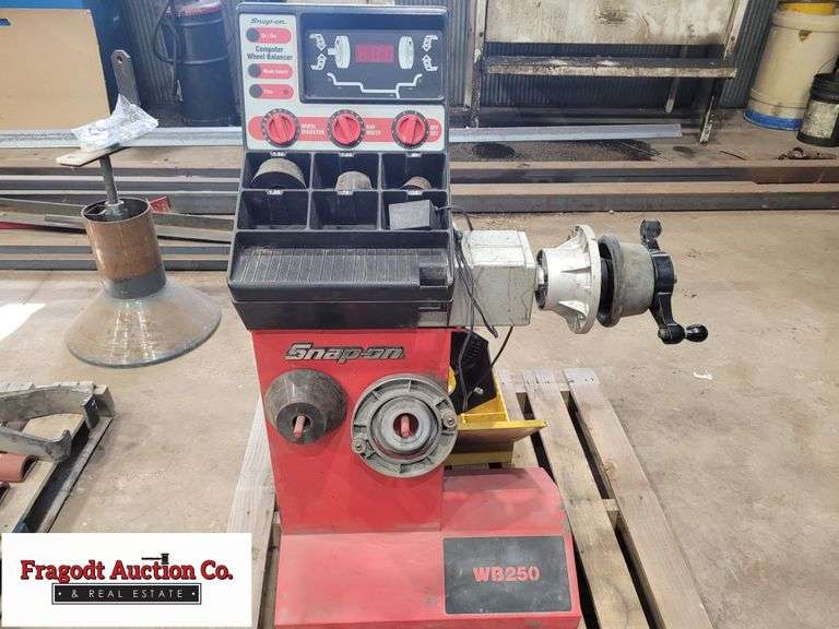 SnapOn WB250 Tire Balancer, Working Order, Comes with an Assortment of
