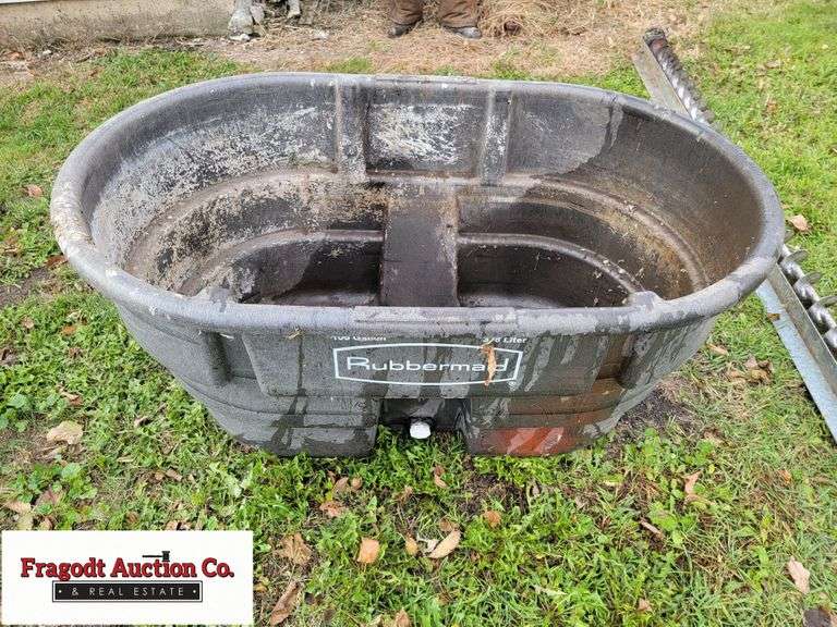 Rubbermaid 100 gal. Cattle Tank Fragodt Auction and Real Estate LLC