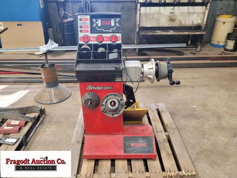 SnapOn WB250 Tire Balancer, Working Order, Comes with an Assortment of