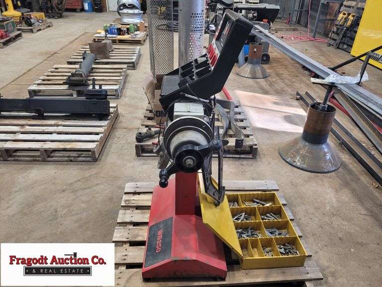 SnapOn WB250 Tire Balancer, Working Order, Comes with an Assortment of