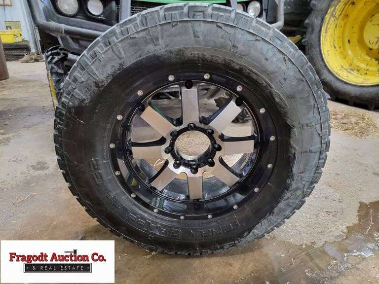 (4) 325/60R20 Tires on 20