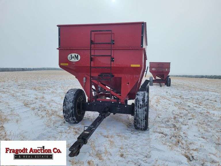J+M Model 385 Gravity Box on J+M Running Gear, Extendable Hitch