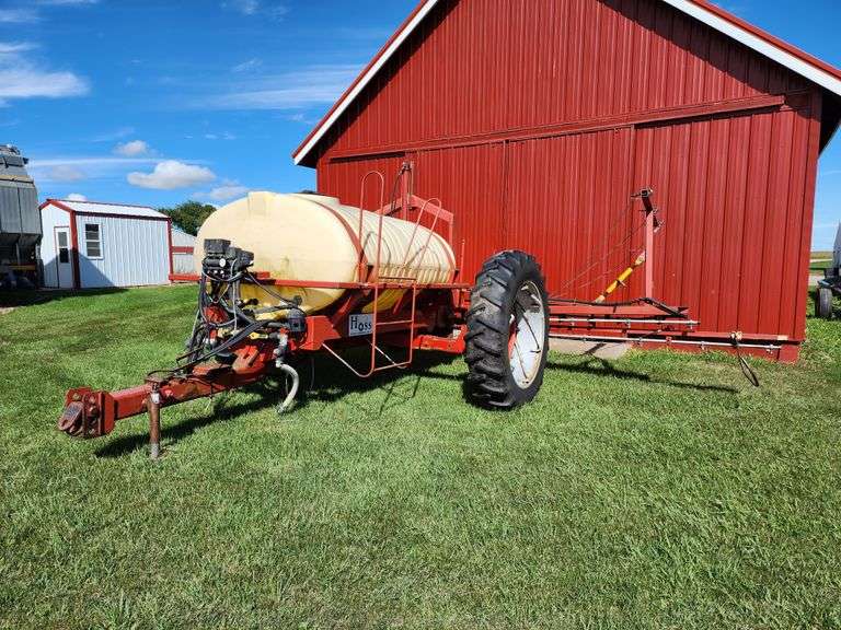 Hoss 64’ Pull Type Sprayer, 700 Gallon Poly Tank, Hydraulics Driven