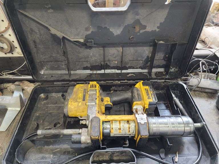 DeWalt 20V Grease Gun with 5 amp Battery Fragodt Auction and Real