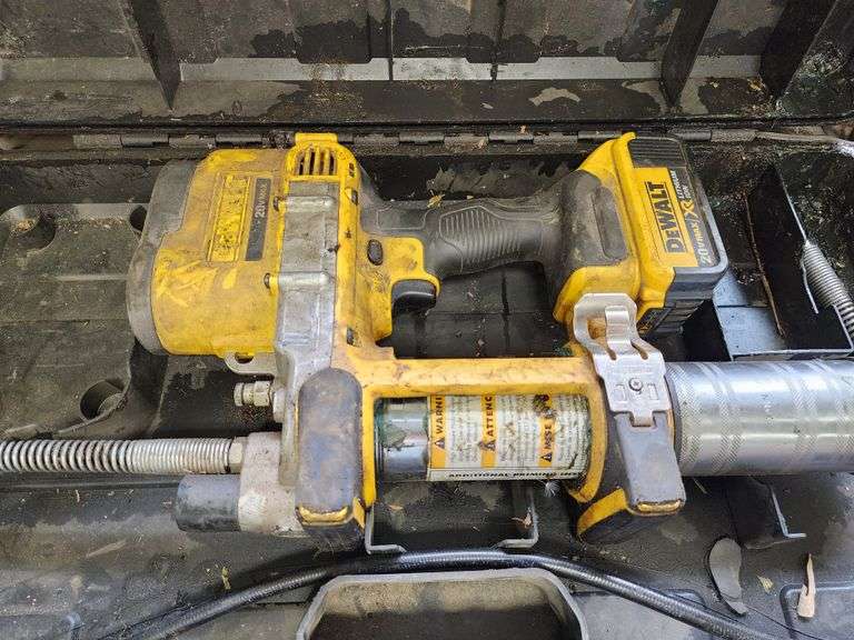 DeWalt 20V Grease Gun with 5 amp Battery Fragodt Auction and Real