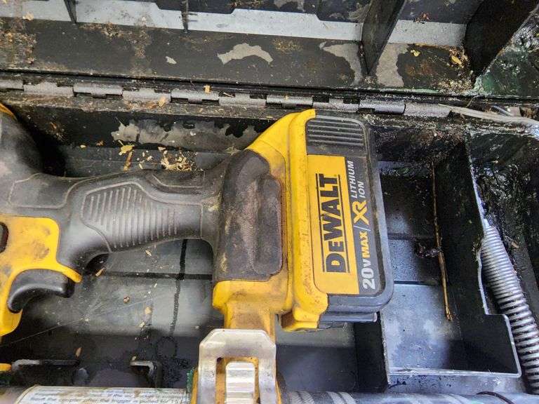 DeWalt 20V Grease Gun with 5 amp Battery Fragodt Auction and Real