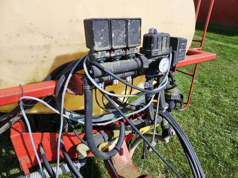 Hoss 64’ Pull Type Sprayer, 700 Gallon Poly Tank, Hydraulics Driven
