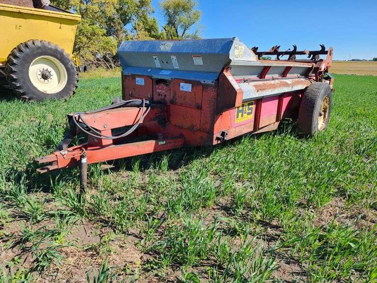 2000 H+S Model 235 Two Speed Drive Manure Spreader, Added Top Beater