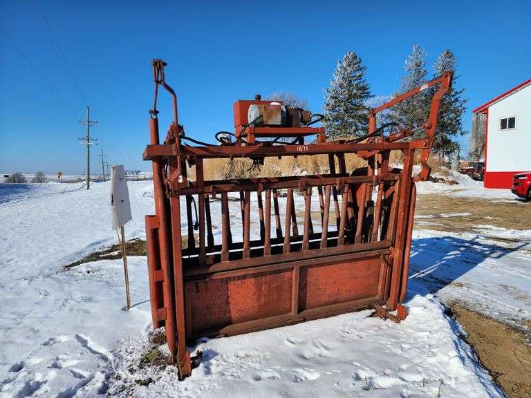 Bowman Livestock Hydraulic Cattle Chute, SN 5061 (Ran 400 Head Through