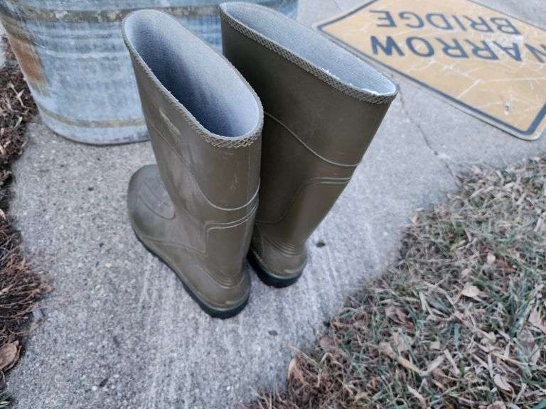 Servus Size 14 Rubber Boots, Like New Fragodt Auction and Real Estate LLC