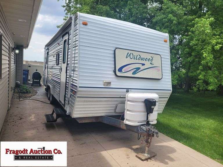 2000 Wildwood by Forest River 30’ Camper, 1 Slide Out, Electric Awning