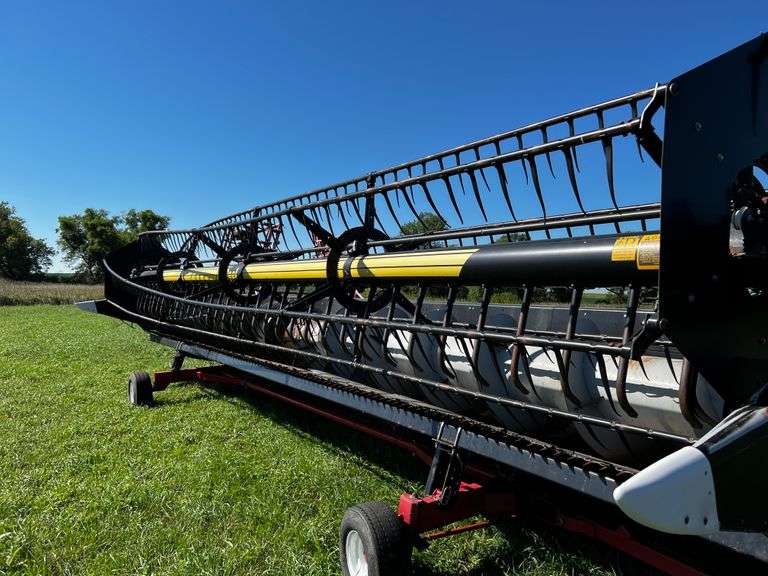 Gleaner 3000 Bean Head, 30' With Crary Air Reel, *Has Damage on One End