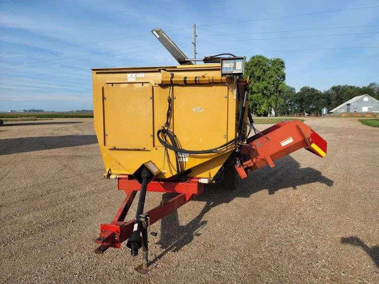 Knight 3030 Feed/Mixer Wagon, Hay Knives Approx 1 Year Old, 300 Cu Ft