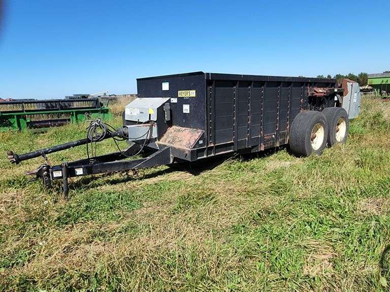 Meyer 3700 Manure Spreader, Dual Beaters, Slop Gate, Poly Floor, Dual