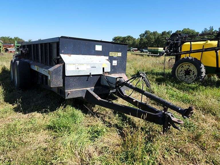 Meyer 3700 Manure Spreader, Dual Beaters, Slop Gate, Poly Floor, Dual