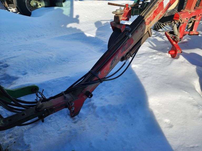 New Holland HT 154 16 Wheel VRake, Hydraulic Fold, Home Made Center Kickers, Wind Guards, Tine