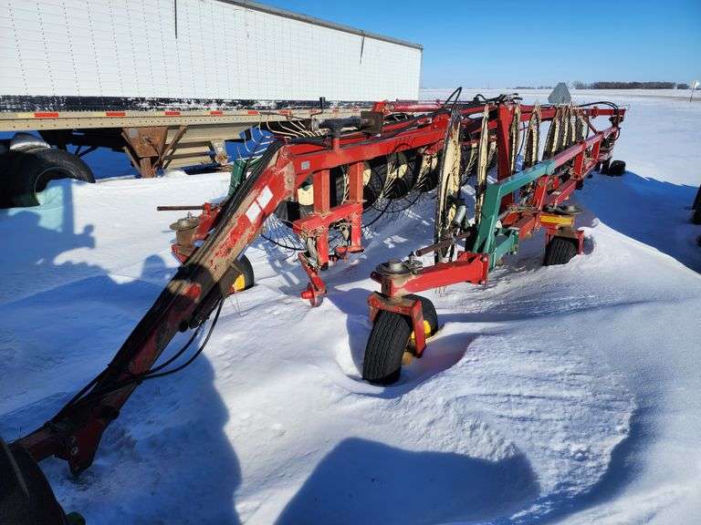 New Holland HT 154 16 Wheel VRake, Hydraulic Fold, Home Made Center Kickers, Wind Guards, Tine