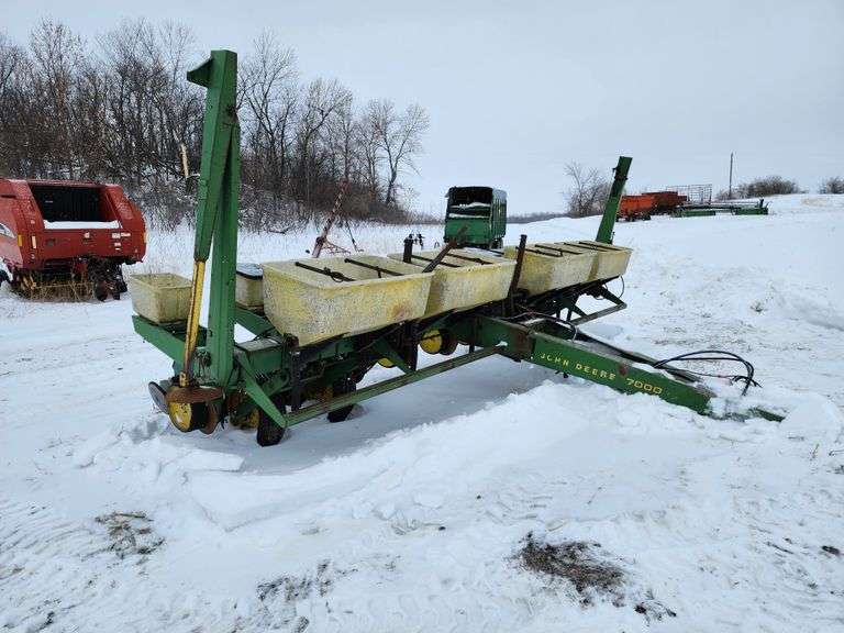 John Deere 7000 Planter, 8 Row 30”, Dry Fertilizer, Kinzie Bean Meter