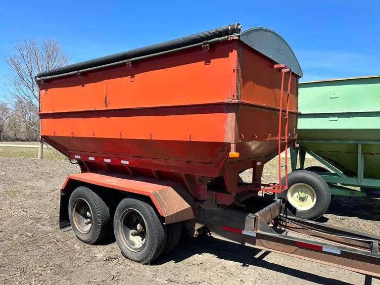 300 Bushel Gravity Wagon on Tandem Axle Dual Wheel Trailer, Center Dump